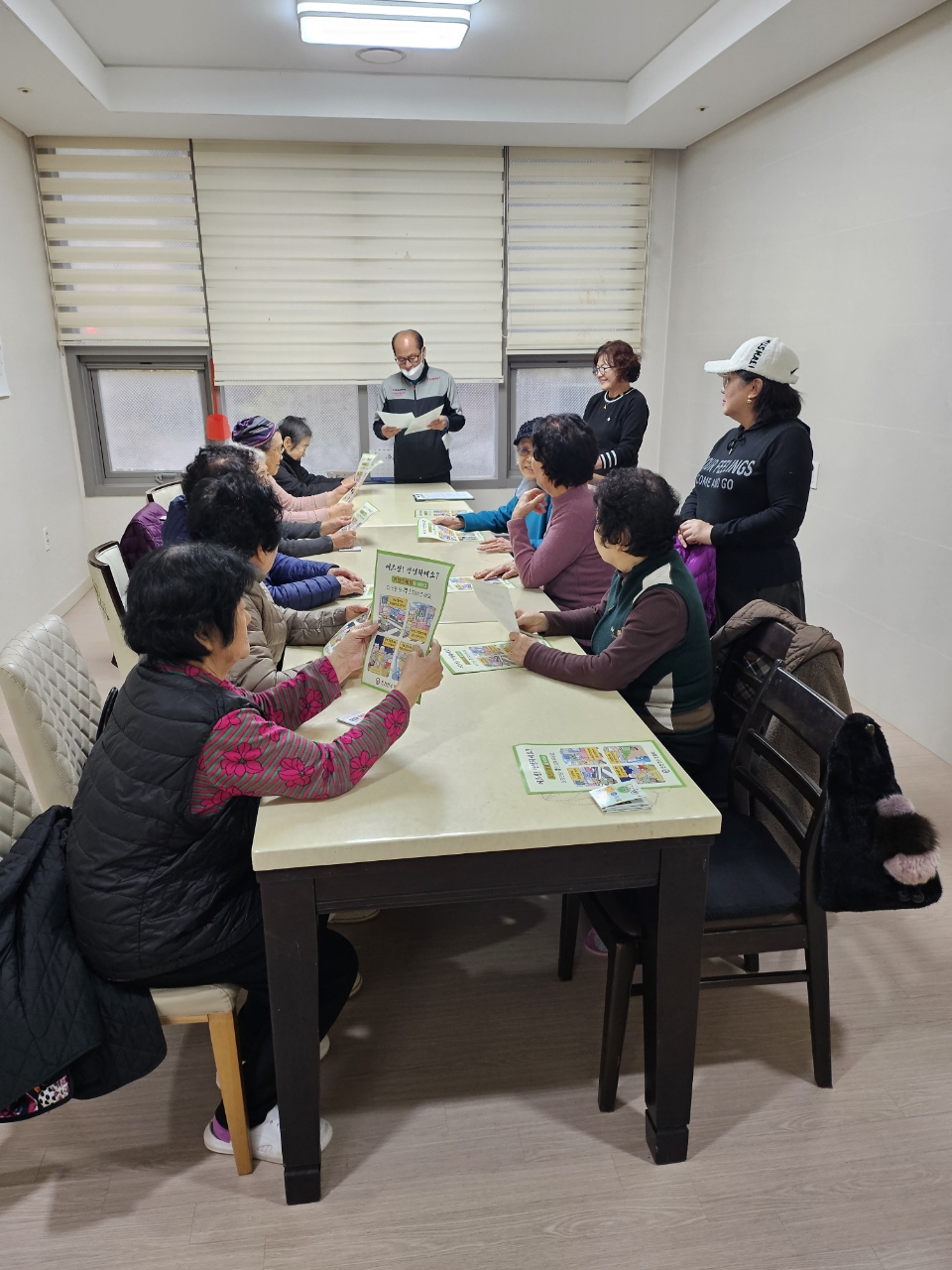연수구 송도2동 통장자율회는 지난 20일 보행약자인 경로당 어르신들을 대상으로 찾아가는 교통안전 교육을 실시했다